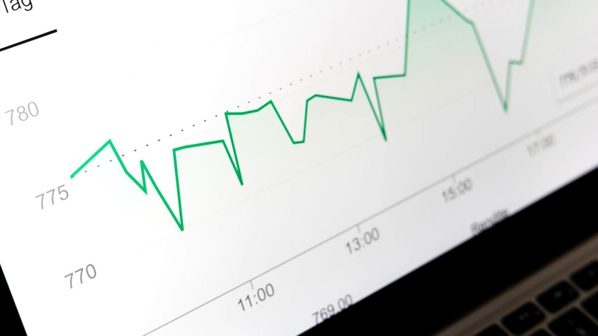 Laptop with a website open and a chart of traffic figures next to it