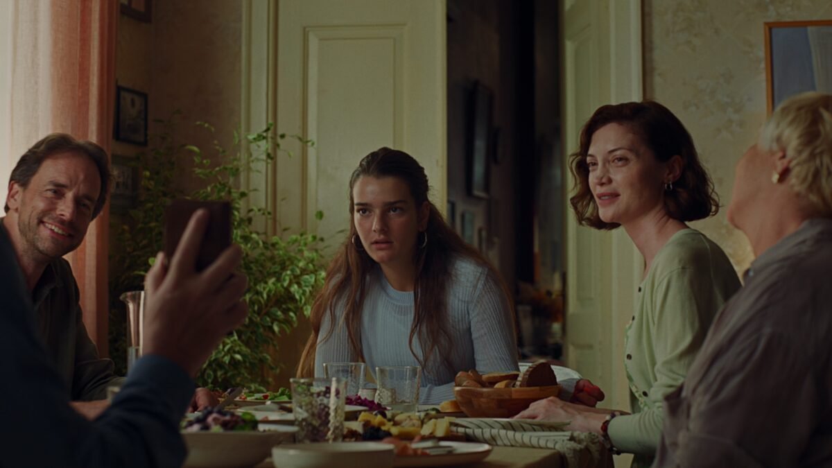 A family sits at a dinner table in a scene from the Telekom campaign film